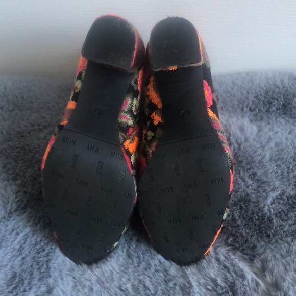 MIA Embroidered booties - Picture 6 of 6